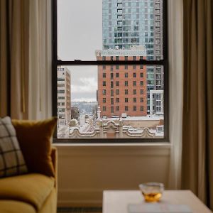 Corner One-Bedroom King Room City View Mobility Accessible